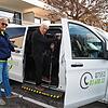 Paul Müller (rechts) nutzt regelmäßig den Fahrservice des Linzgau-Shuttles. Daher kennen sich der Fahrgast und Fahrer Reinhard Nedela ...