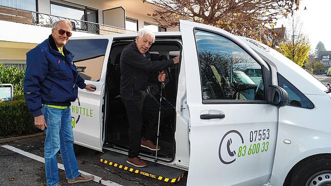 Paul Müller (rechts) nutzt regelmäßig den Fahrservice des Linzgau-Shuttles. Daher kennen sich der Fahrgast und Fahrer Reinhard Nedela ...