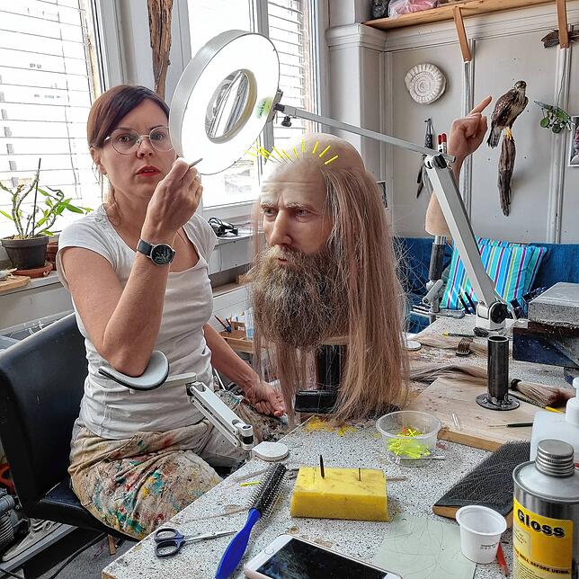 Die Maskenbildnerin Tina Ehrat bei der herausfordernden Arbeit der Haar-Bepflanzung beim Kopf des Friedrich Hecker.