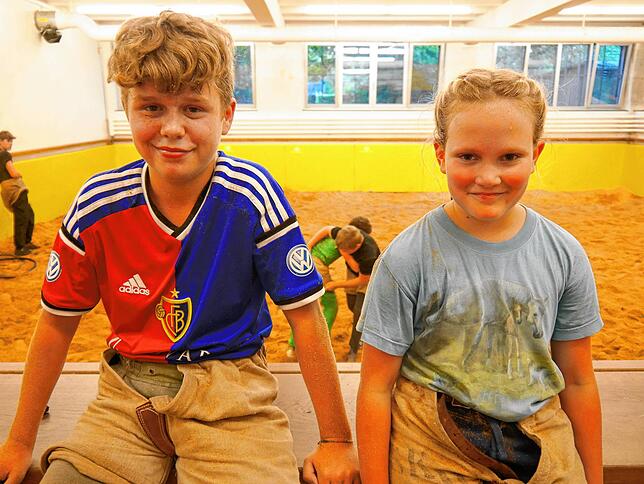 Lars (14 Jahre, links) und Anja (9 Jahre) sind durch ihre Familien zum Schwingen gekommen.