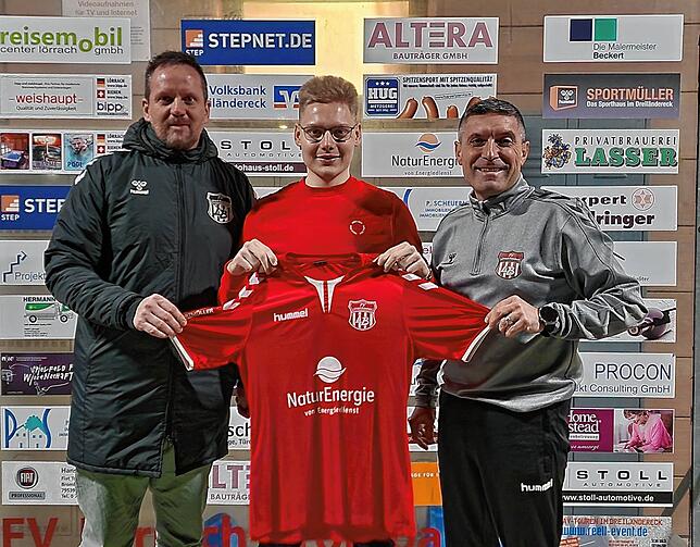 Neu vom FC Pratteln: Trainer Thorsten Szesniak (links) und Teammanager Antonio Ratto (rechts) vom FV Lörrach-Brombach freuen sich auf ...