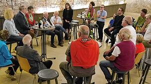 Eine große Runde diskutiert im Meßkircher Schlosskeller unter der Leitung von Holger Zaborowski (2. von links, auf Barhocker) über ...
