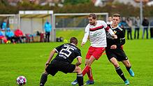 Eine torreiche Partie sahen die Zuschauer beim 3:3 in Mühlhausen. Der Reichenauer Spielführer Lukas Gasser (Mitte) setzt sich in der ...