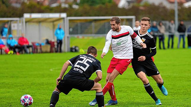 Eine torreiche Partie sahen die Zuschauer beim 3:3 in Mühlhausen. Der Reichenauer Spielführer Lukas Gasser (Mitte) setzt sich in der ...