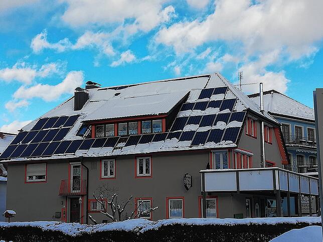 In diesem Winter sind die Solaranlagen oft ganz oder teilweise mit Schnee bedeckt oder zugefroren. Sonnenstrom wird dann nur ...