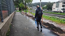 Radfahrer sind beim aktuellen Herbstwetter selten auf dem Seltenbachweg anzutreffen. Diese Fußgängerin hat den verbreiterten Weg für ...