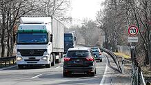 Rund 16.000 Fahrzeuge rollen Tag für Tag über die B 33 bei Mönchweiler. Für die Bevölkerung bedeutet das eine erhebliche Lärmbelastung. ...