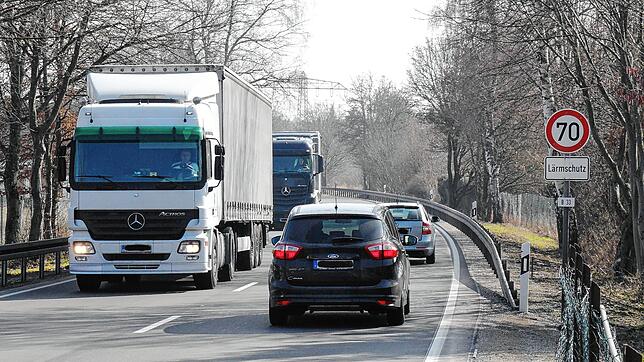 Rund 16.000 Fahrzeuge rollen Tag für Tag über die B 33 bei Mönchweiler. Für die Bevölkerung bedeutet das eine erhebliche Lärmbelastung. ...