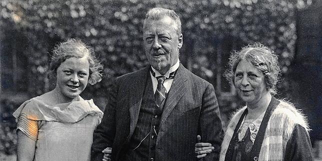 Lotte Eckener, Vater Hugo und Mutter Johanna. Das Foto entstand um 1921.