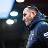 Nach dem befreienden ersten Bundesliga-Auswärtssieg des 1. FC Heidenheim nahm Trainer Frank Schmidt seine Spieler kurz in den Arm, dann ...