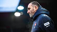Nach dem befreienden ersten Bundesliga-Auswärtssieg des 1. FC Heidenheim nahm Trainer Frank Schmidt seine Spieler kurz in den Arm, dann ...