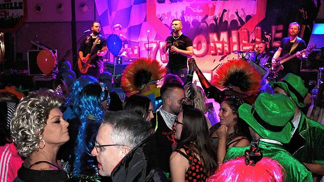 Die Partyband 7 Promille heizte schon 2020 beim Holzhauerball ein &ndash; und sie steht auch dieses Jahr wieder auf der Bühne (Archivbild)