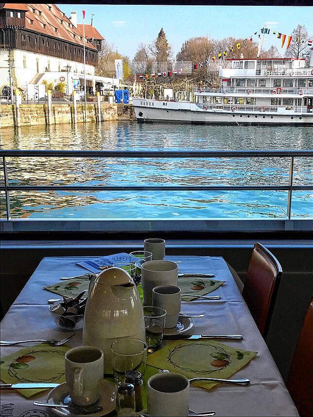 Brunchen, während man vom Hafen Konstanz loslegt zu einer rund dreistündigen Fahrt.
