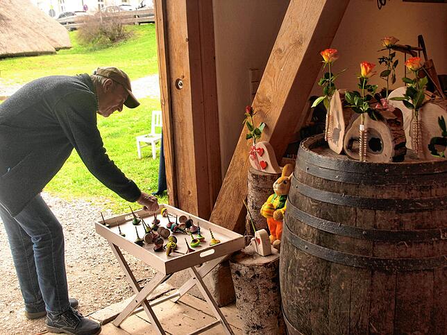 Bunte Kreisel am Eingang zum Wagenschopf lockten das Kind auch im Mann wieder hervor.