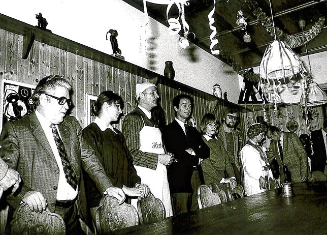 Stuben-Hock mit Gemeinderat um 1980. Zu sehen sind Teile des Gemeinderates. In der Mitte (dritte und vierte Person v.l.) Herbert ...