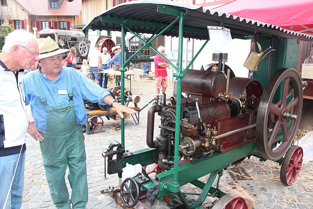 Egon Wegmann erläuterte die Wirkungsweise eines Motorlokomobils mit Bandsäge aus dem Jahre 1897 des Herstellers F. Wichterle aus ...