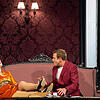Emilia Marty (Evelyn Herlitzius &ndash; mit Sam Furness als Albert Gregor) genießt das Leben.