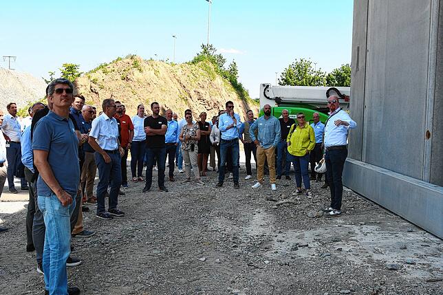 Besichtigungstermin auf der Baustelle des neuen Logistikzentrums der Spedition Maier in Singen. Geschäftsführer Jürgen Frömberg (rechts) ...