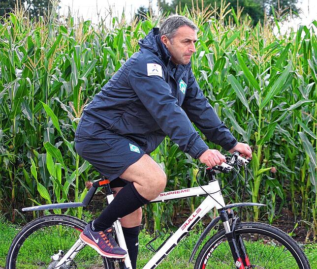 Klaus Allofs, Geschäftsführer von Werder Bremen, nimmt sich 2011 eine Auszeit auf dem Rad.