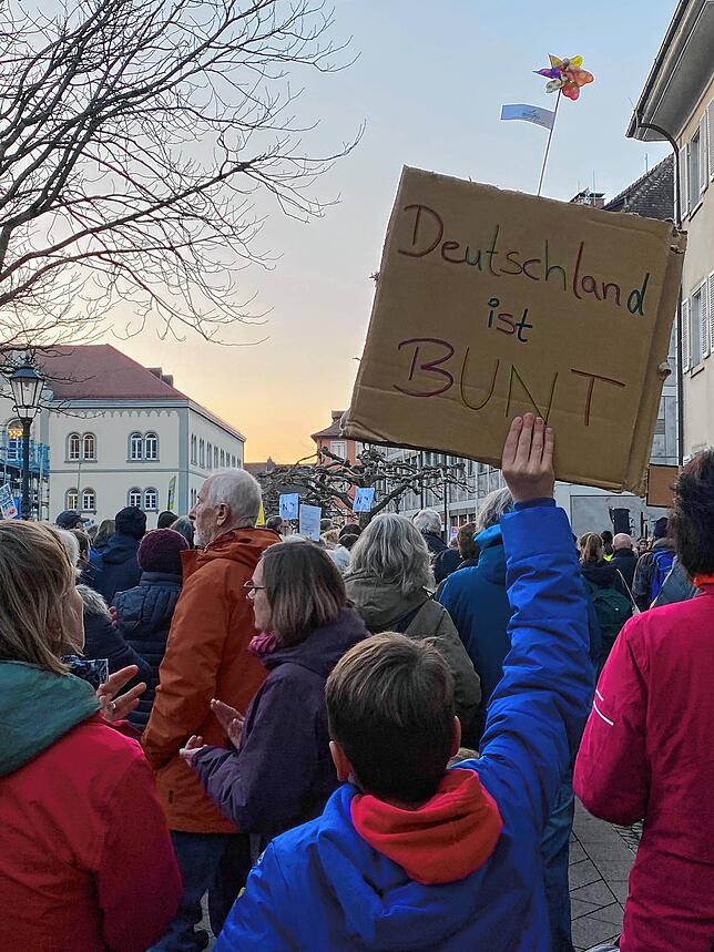 Bild 3: &bdquo;Deutschland ist bunt&ldquo;: Bilder von der Demonstration gegen rechts in Radolfzell