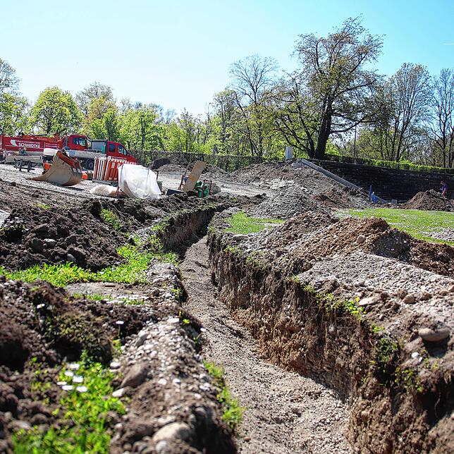 Um das Stadion verläuft aktuell ein Graben, in dem die neue Löschwasserversorgung installiert wird.