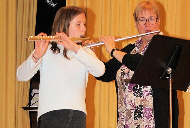 Klassik war engesagt mit dem „Allegro“ von Devienne. Im Duo spielten Emma Maier und Astrid Heider.