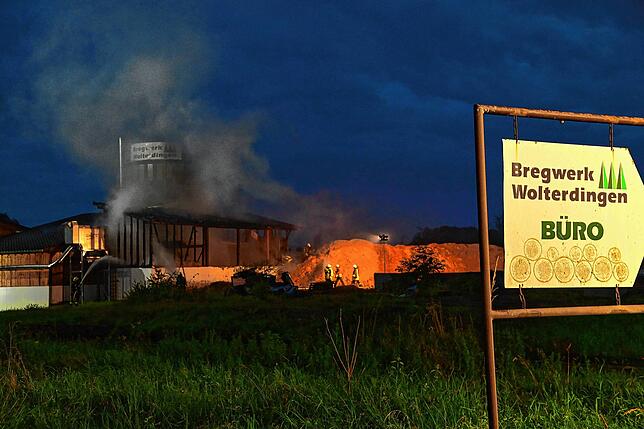 Aufregung in den frühen Morgenstunden des Mittwochs in Wolterdingen: Auf dem weitläufigen Gelände der Firma Bregwerk Paletten brennt es.