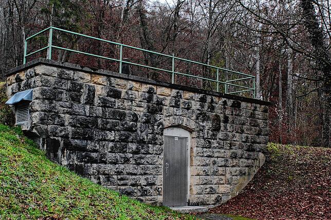 Viele Wasserreservoire wie dieses finden sich heute auf dem Haspel. Die natürlichen Quellen versorgten damals die Stadt.