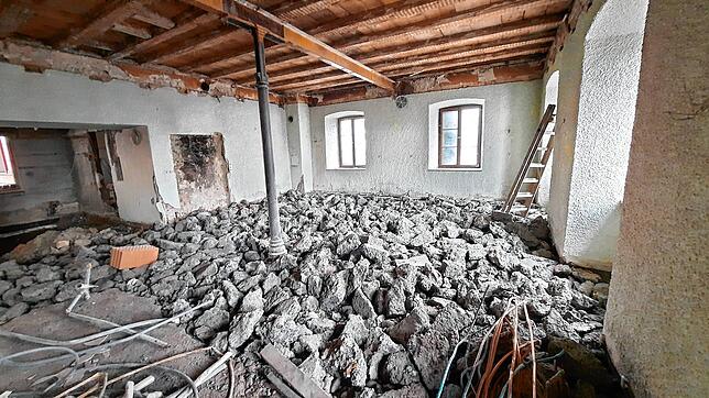 Der frühere Gastraum. Hinter den Fenstern im Hintergrund ist die Zielstraße.