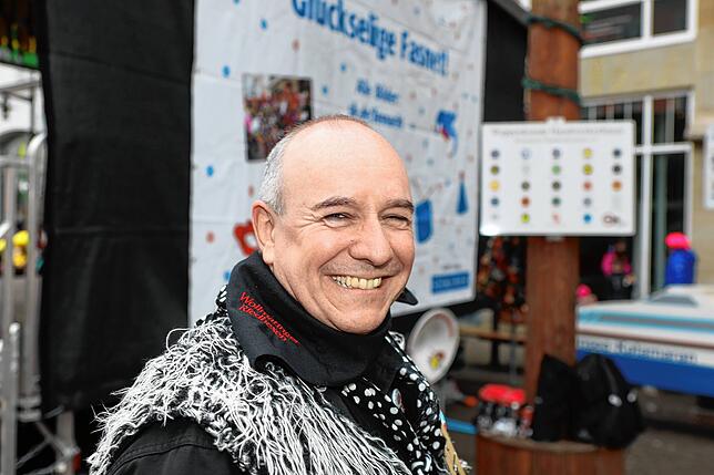 Bild 15: Schmotziger Dunschtig 2024: Mäschgerle aller Generationen feiern auf der Marktstätte