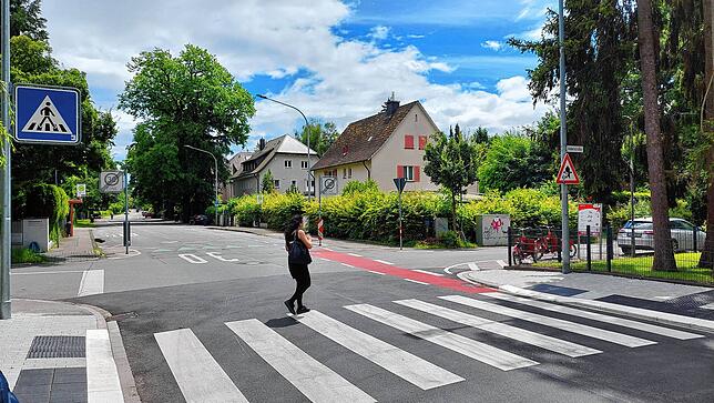 Nach fast einer halben Stunde Wartezeit vor Ort nutzt eine Frau den Zebrastreifen im Musikerviertel. Andere Bürger überqueren die Straße ...