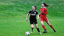 Janina Hanser (links) am Ball für den SV Deggenhausertal.