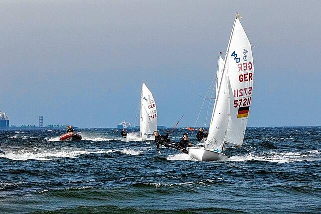Auf offener See sind die Strömungen schwieriger erkennbar. Hier ein Bild des Segler-Nachwuchses des BYCÜ auf einer Regatta in Warnemünde ...