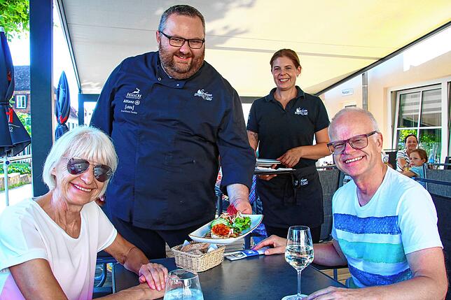 Sommerliche Vorspeise mit Ziegenkäse auf Zucchini-Carpaccio und Rote Beete-Jus: Die Markdorfer Stammgäste Iris Sers-Sobota und Heiko ...