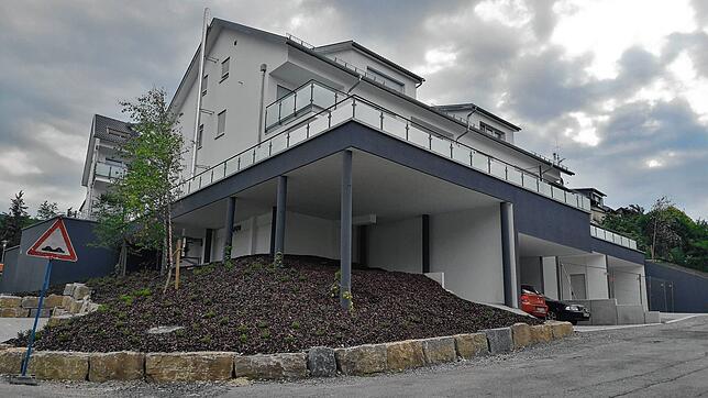 Das Terrassen-Ungetüm an dem unteren Mehrfamilienhaus-Neubau in der Bruggergasse darf bleiben. Die Stadt verzichtet auf weitere Schritte ...