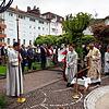 Feierlich: Pfarrer Ulrich Sickinger zelebriert den Schwyzertags-Festgottesdienst im Tiengener Schlossgarten.