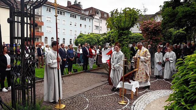 Feierlich: Pfarrer Ulrich Sickinger zelebriert den Schwyzertags-Festgottesdienst im Tiengener Schlossgarten.
