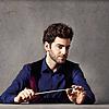 Der Geiger Emmanuel Tjeknavorian greift auch gerne zum Dirigierstab. Jetzt dirigierte der die Südwestdeutsche Philharmonie mit Gustav ...