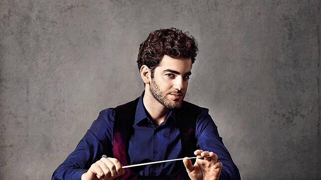 Der Geiger Emmanuel Tjeknavorian greift auch gerne zum Dirigierstab. Jetzt dirigierte der die Südwestdeutsche Philharmonie mit Gustav ...