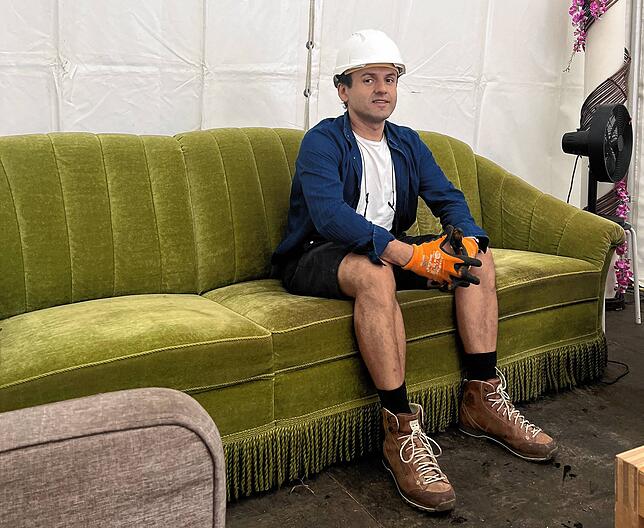 Auf diesem Sofa könnte schon Campino von den Toten Hosen gesessen haben: Xhavit Hyseni von Kokon in einer der Künstlergarderoben.