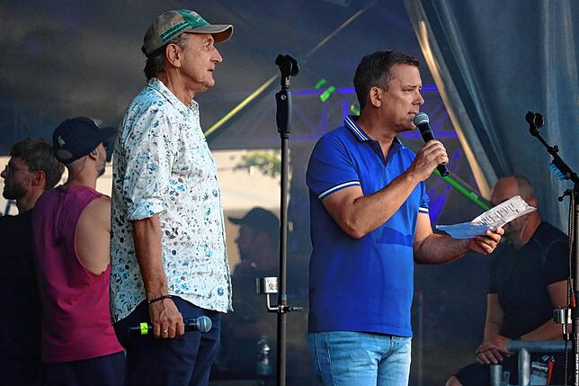 Die Macher des Markdorf Open Air auf der Bühne: Dieter Bös (links) und Jens Neumann.