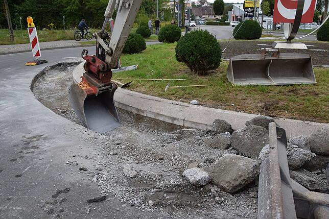Der Bagger entfernt das Material aus dem Innenring.