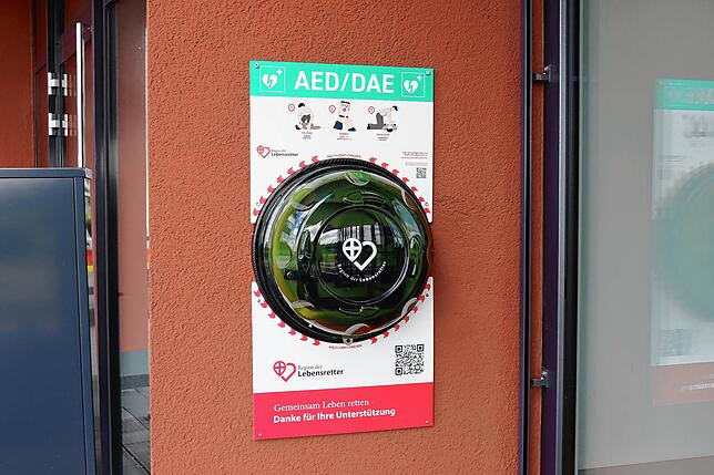 So sieht ein öffentlich zugängliches Defibrillationsgerät (AED) aus. Dieses hängt wettergeschützt an der DRK-Landesschule in der ...