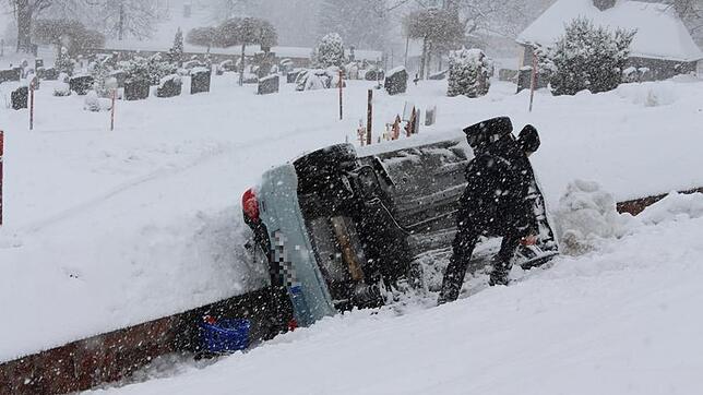 hsx_04_Toyota Die Unfallfahrt dieses Toyotas endet am Donnerstag (3. März 2016) an der Friedhofsmauer des Feldberger Ortsteils Altglashütten. Bild: ...