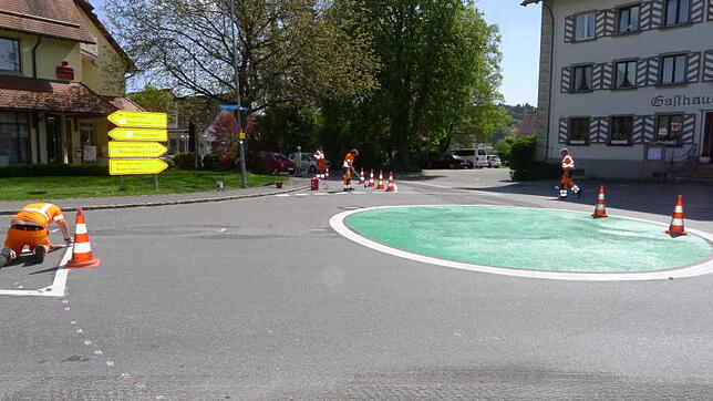 Nach jahrelangen Anträgen wurde jetzt der gewünschte Kreisverkehr in Wittenhofen beim Gasthaus Adler (rechts) eingerichtet.