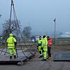 Männer vom Bauhof verlegen den Untergrund für die Eisbahn und nivellieren den Sitz der einzelnen Planken ein. Bild: Reiner Baltzer