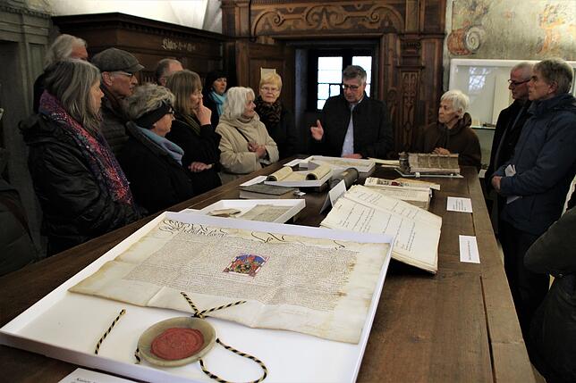 Walter Liehner führte im Schauraum des Archivs eine Auswahl der wertvollsten Dokumente der Stadt vor. Gelagert werden sie in einem ...