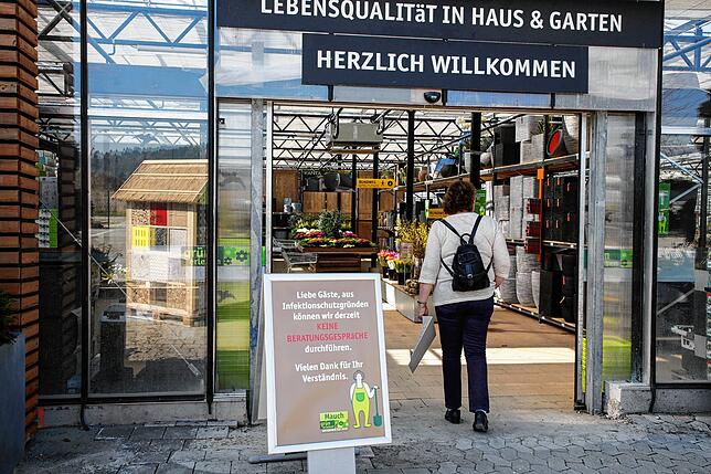 Schilder warnen im Gartencenter vor dem Coronavirus.
