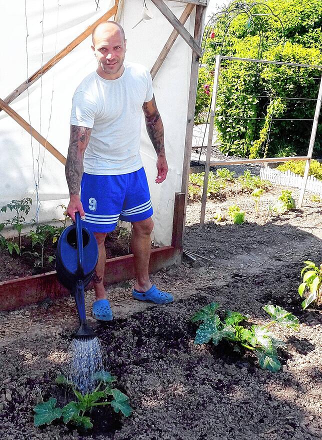 Fleißiger Kleingärtner: Marcel Drath beim Gießen seiner Zucchini &ndash; für ihn und seine Familie ist der Kleingarten &bdquo;Gold ...
