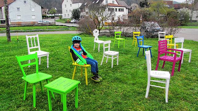 Maischerz 2021 in Hintschingen: Cornelius und die Botschaft der Stühle.